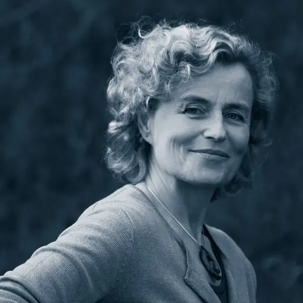 Ulrike Reiher im Freien mit entspanntem Lächeln, engagiert im Bereich AVGS-Coaching für Gesundheit und Job