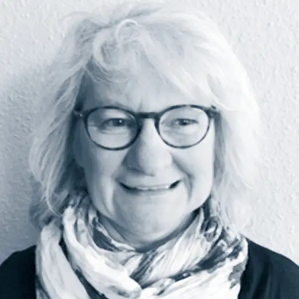 Ulrike Mallschützke mit Brille und lächelndem Gesicht, Teil des Teams für AVGS-Coaching in Gesundheit und Beruf