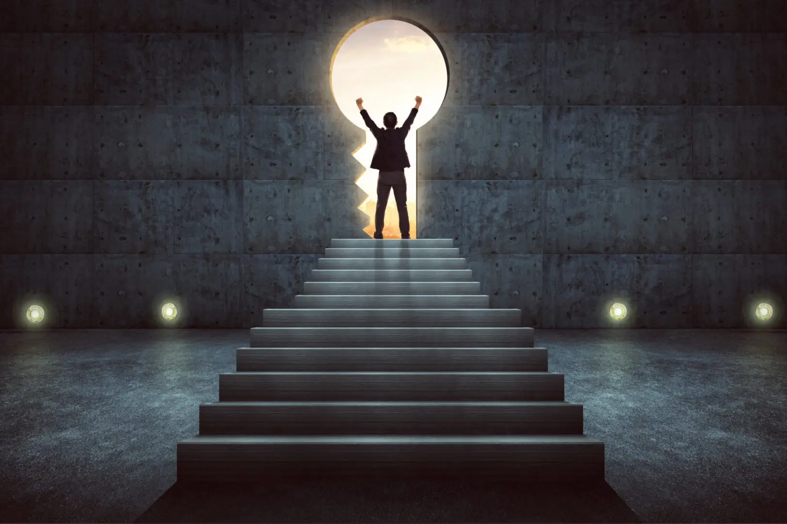 Symbolisches Bild eines Mannes, der triumphierend am Ende einer Treppe steht und die Arme in einem runden Fenster zum Sonnenuntergang hebt, was den Weg zum Traumjob darstellt.